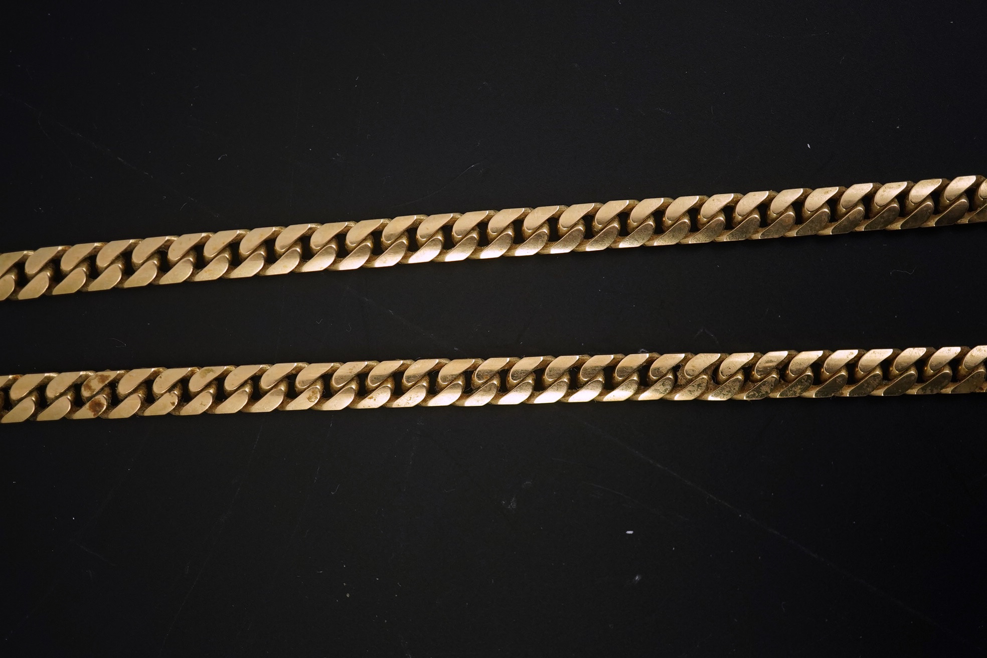 A modern 9ct gold curb link chain